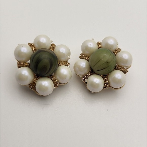 Vintage  Green Lucite and Pearls Clip On Earrings Signed Pat Pend - Picture 1 of 5